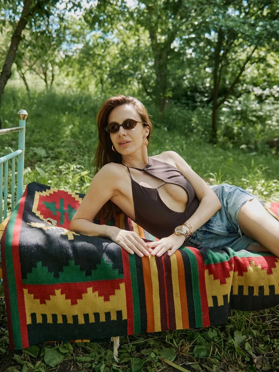 Блогерка ефектно полежала на ліжку просто неба