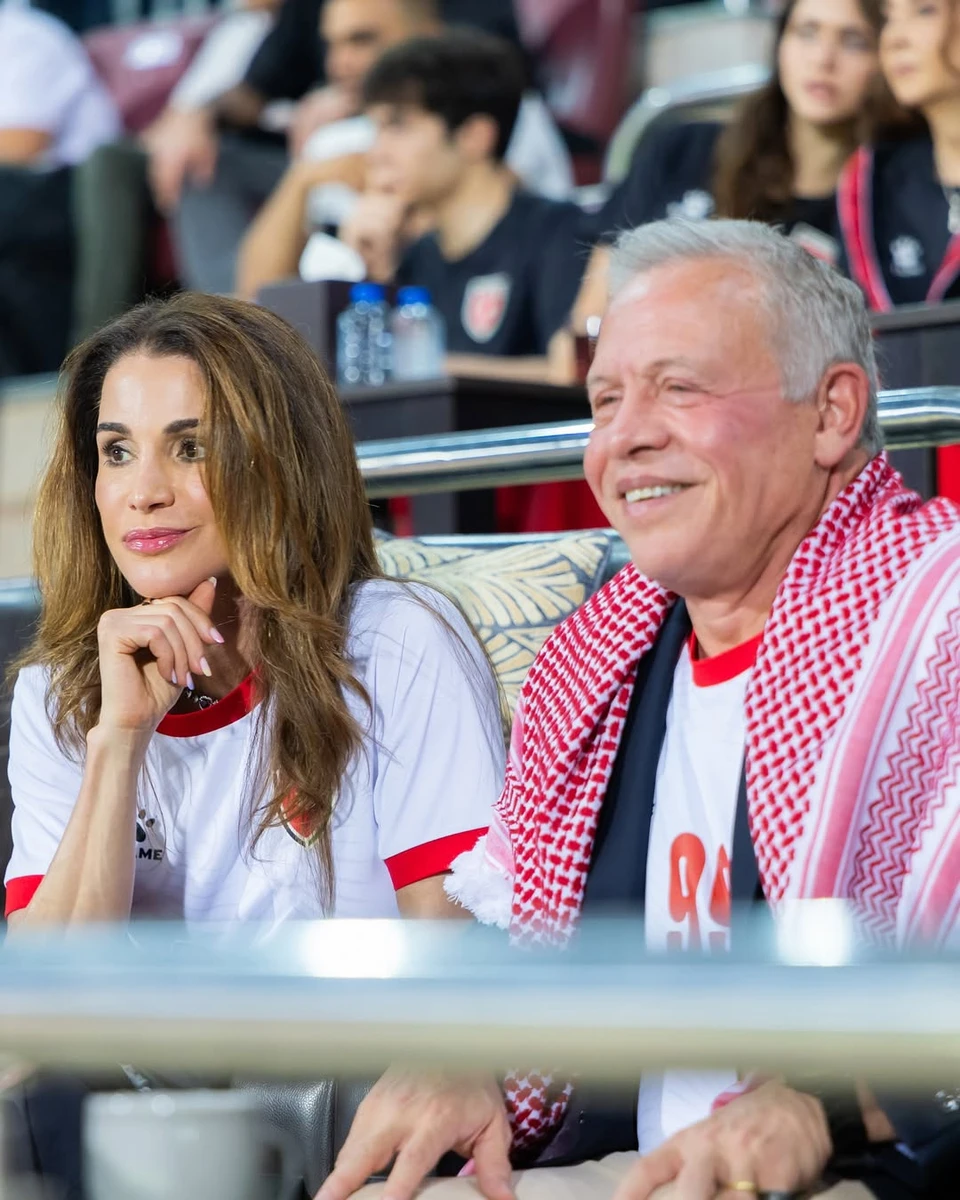 Королева і король Йорданії у футбольній формі повболівали за свою збірну