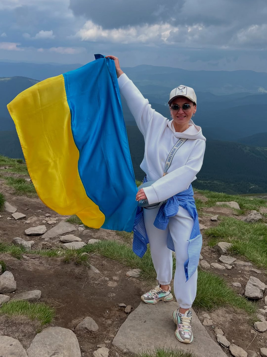 Анна Саліванчук з прапором України поспівала на Говерлі