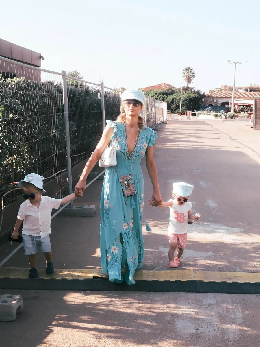 Періс Хілтон замилувала прогулянкою з дітьми в Італії