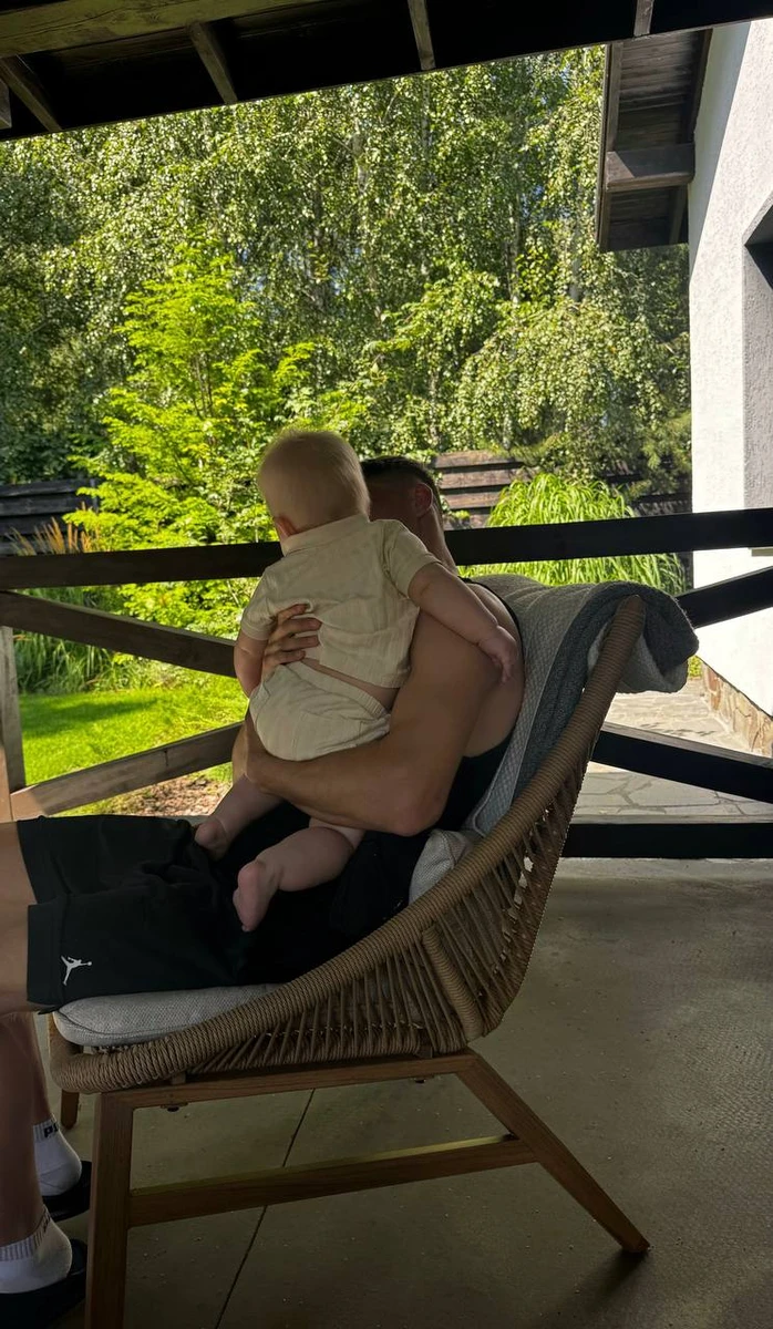 Брат Катерини Остапчук бавиться з її сином