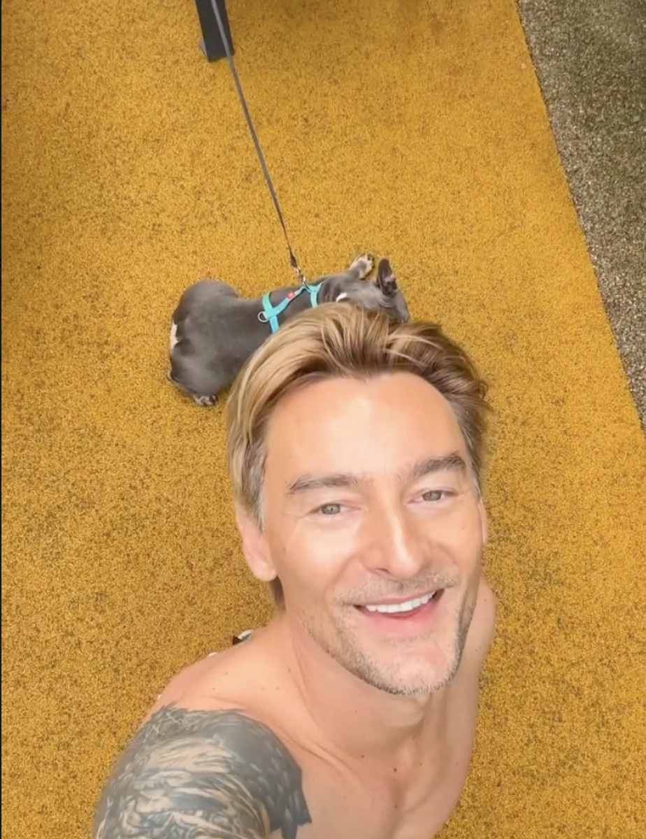 Алан Бадоєв з голим торсом зазнімкувався з песиком