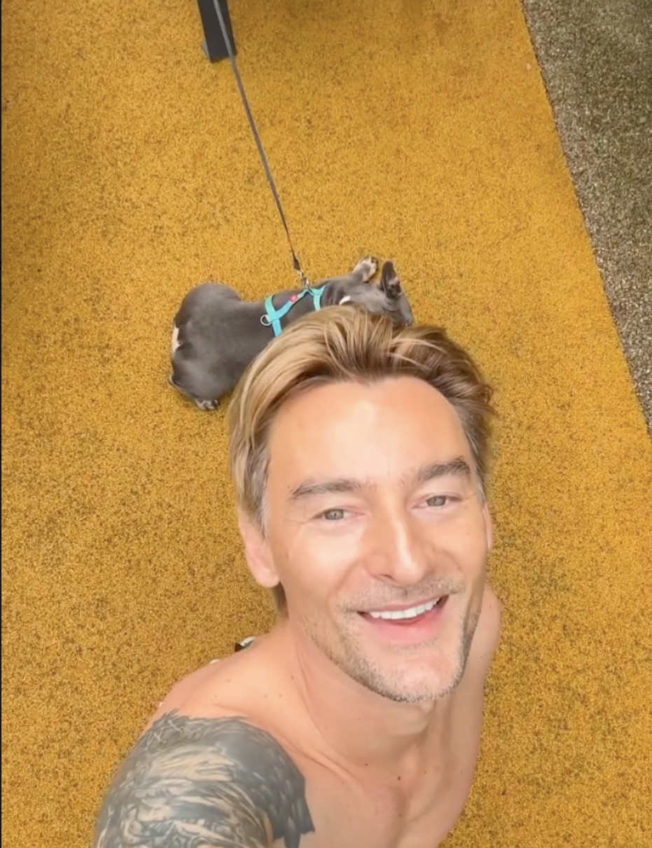 Алан Бадоєв з голим торсом зазнімкувався з песиком