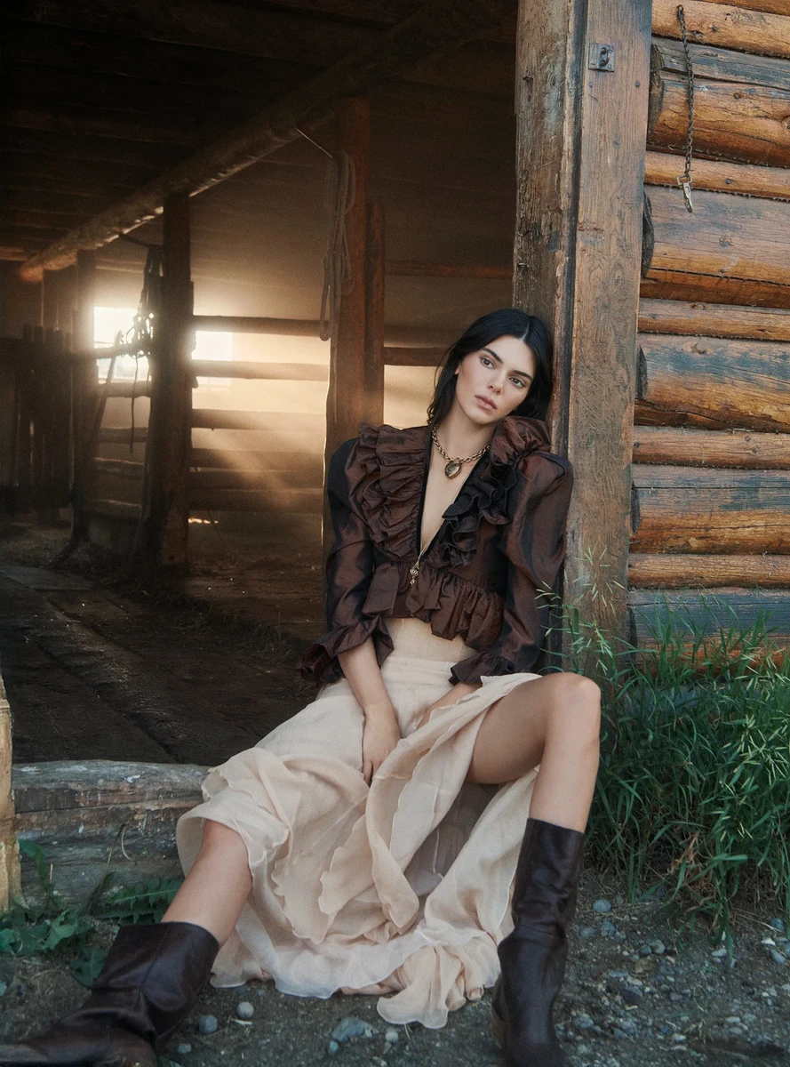 Кендалл Дженнер у ніжному луці з декольте ефектно попозувала на ранчо