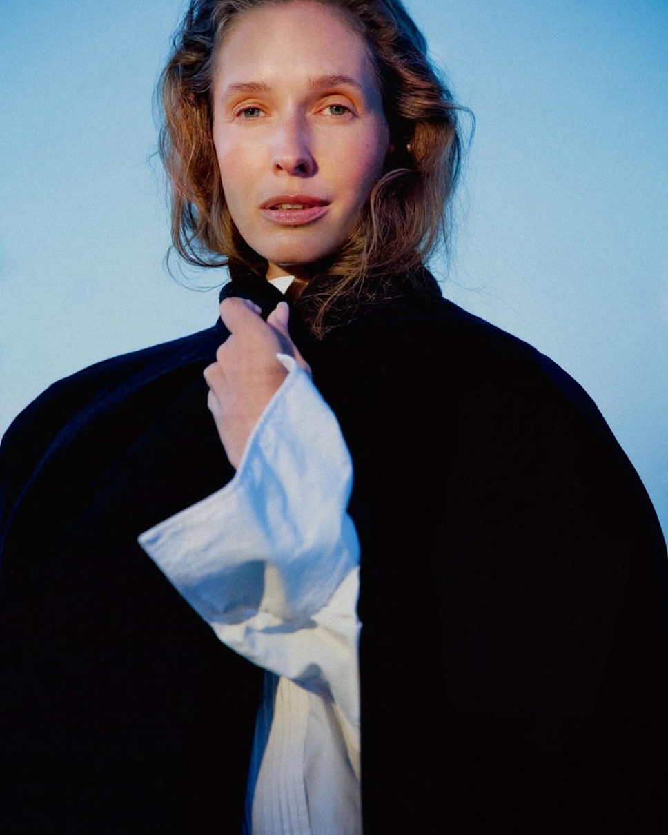 Катерина Осадча з мокрим волоссям і в пальто попозувала на пляжі