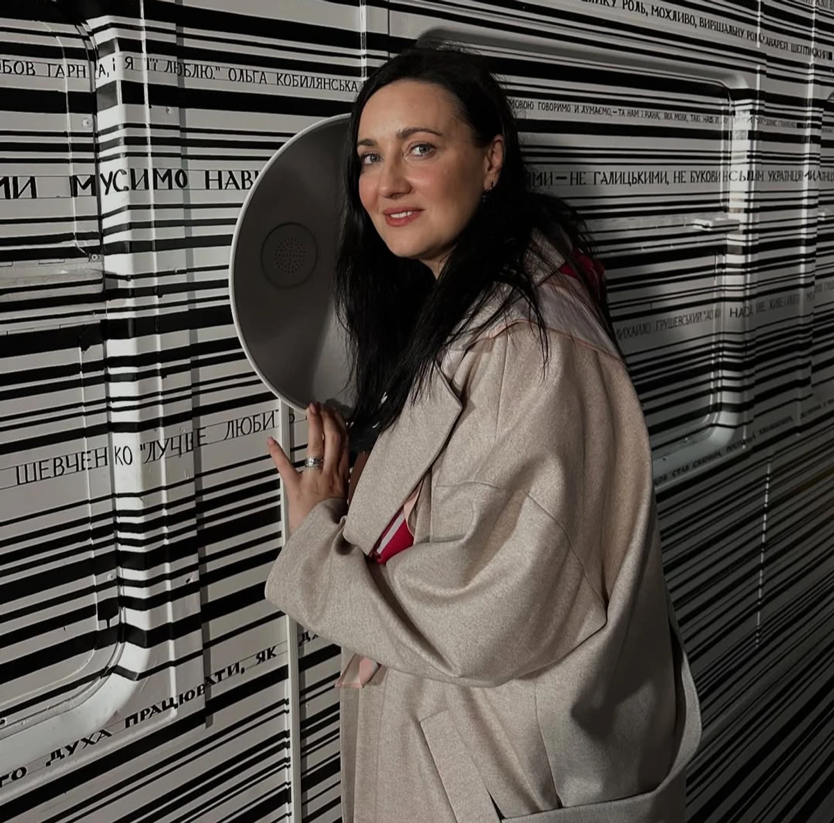 Соломія Вітвіцька у стильному луці попозувала на виставці українського мистецтва