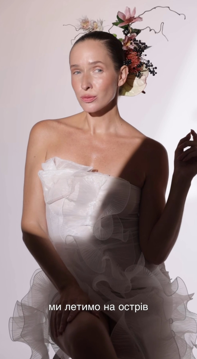 Катерина Осадча попозувала у ніжній сукні та з квітами на голові