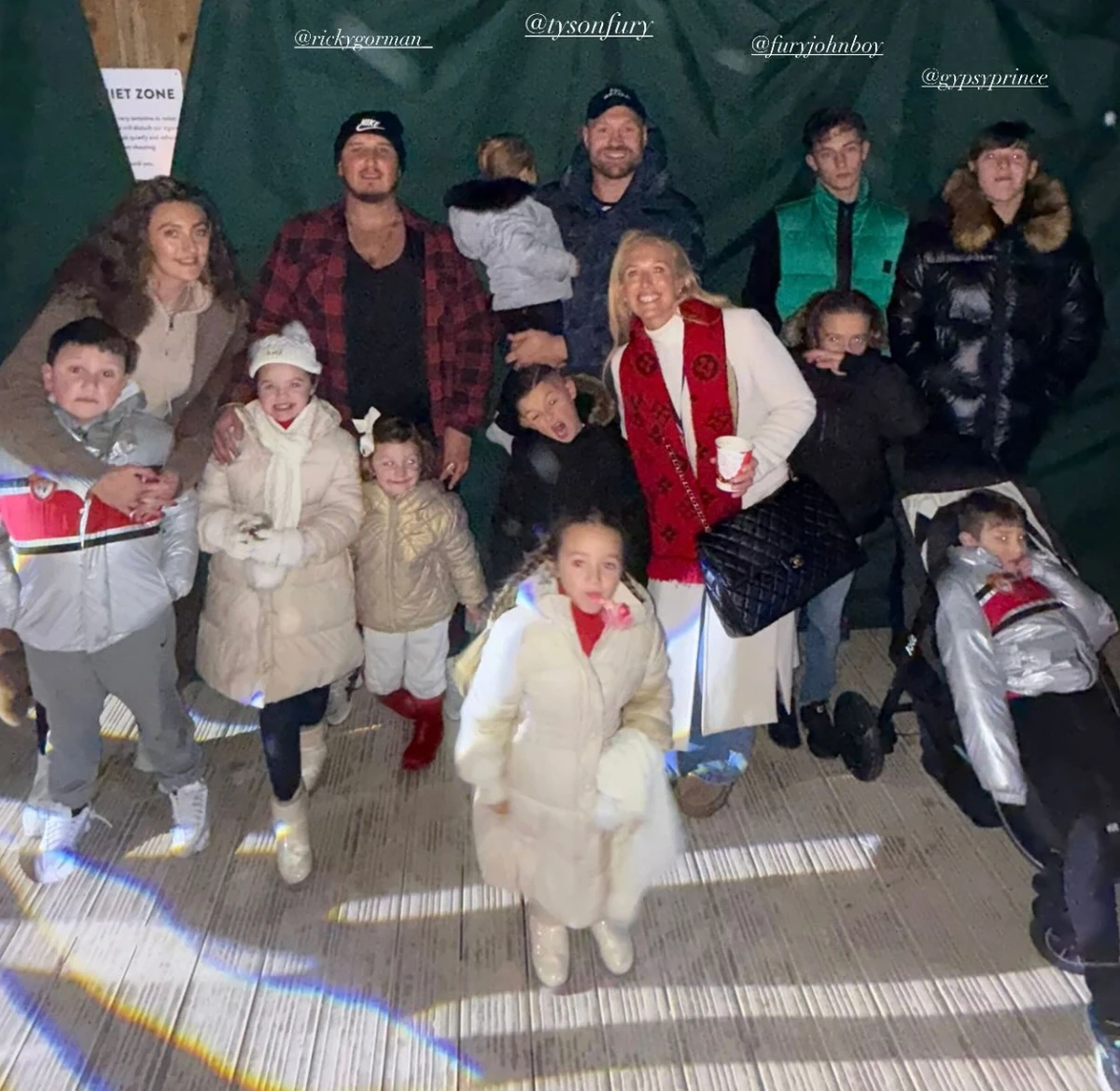 Тайсон Ф'юрі попозував з дружиною і дітьми на прогулянці