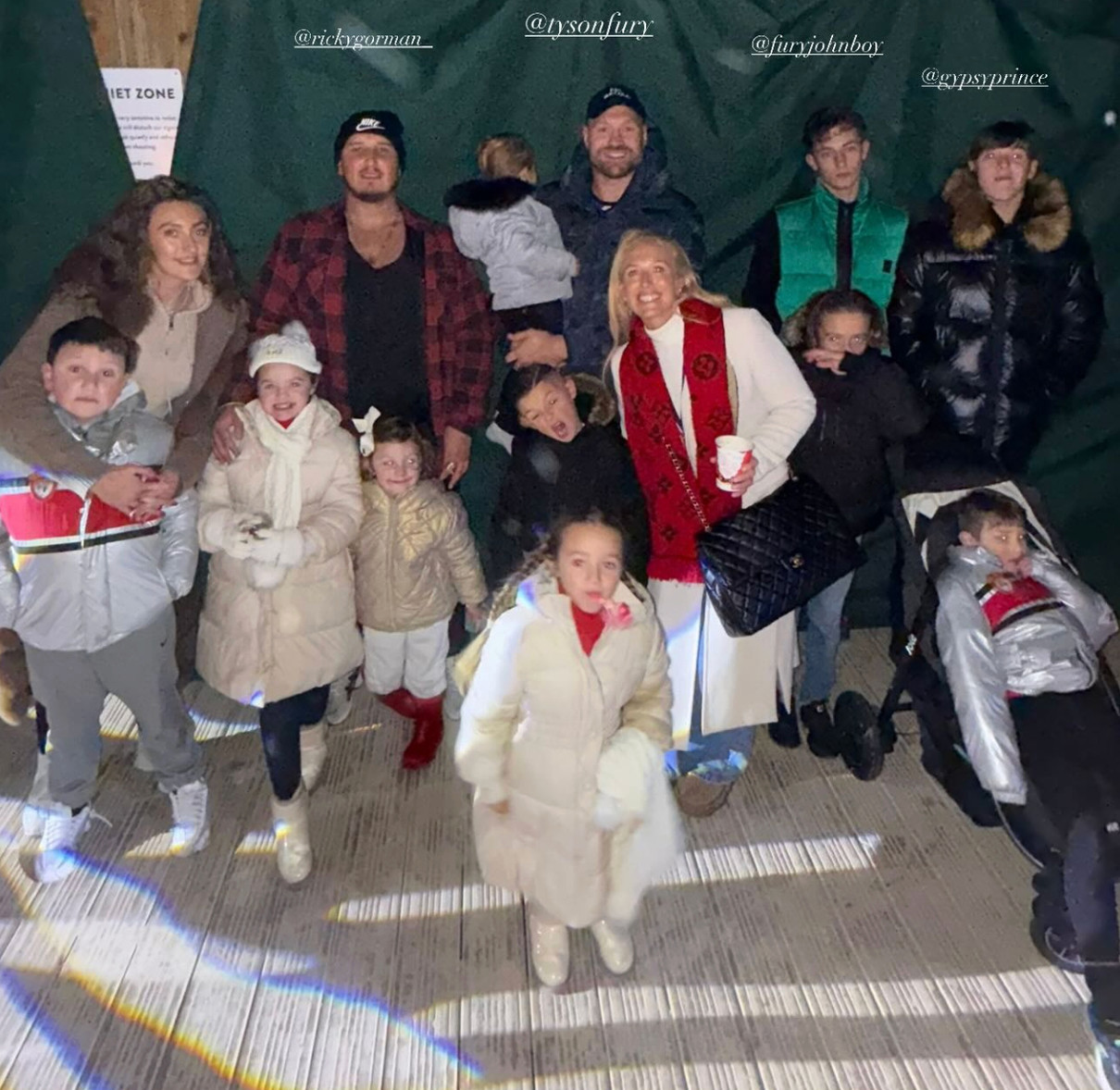 Тайсон Ф'юрі попозував з дружиною і дітьми на прогулянці