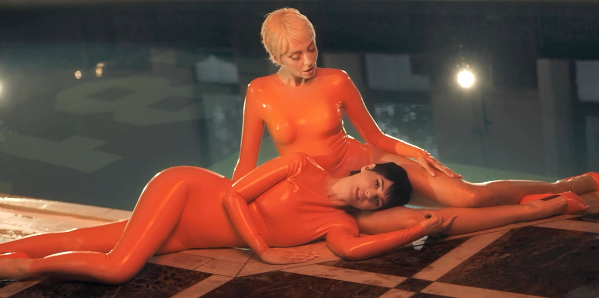 Оля Полякова і Маша Єфросиніна у латексних костюмах попозували у кліпі