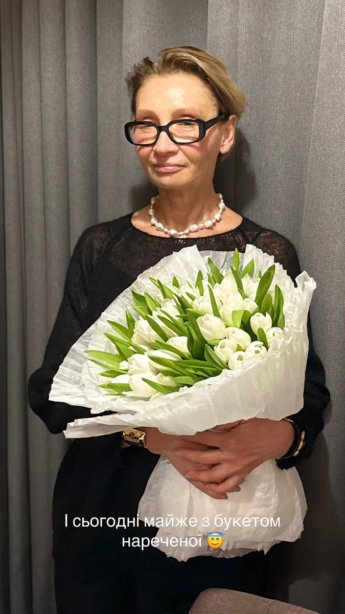 Катерина Осадча показала фото мами з букетом квітів