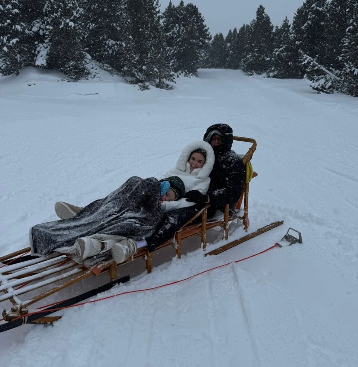 Андрій Лунін з сином і дружиною покатався на санчатах по снігу