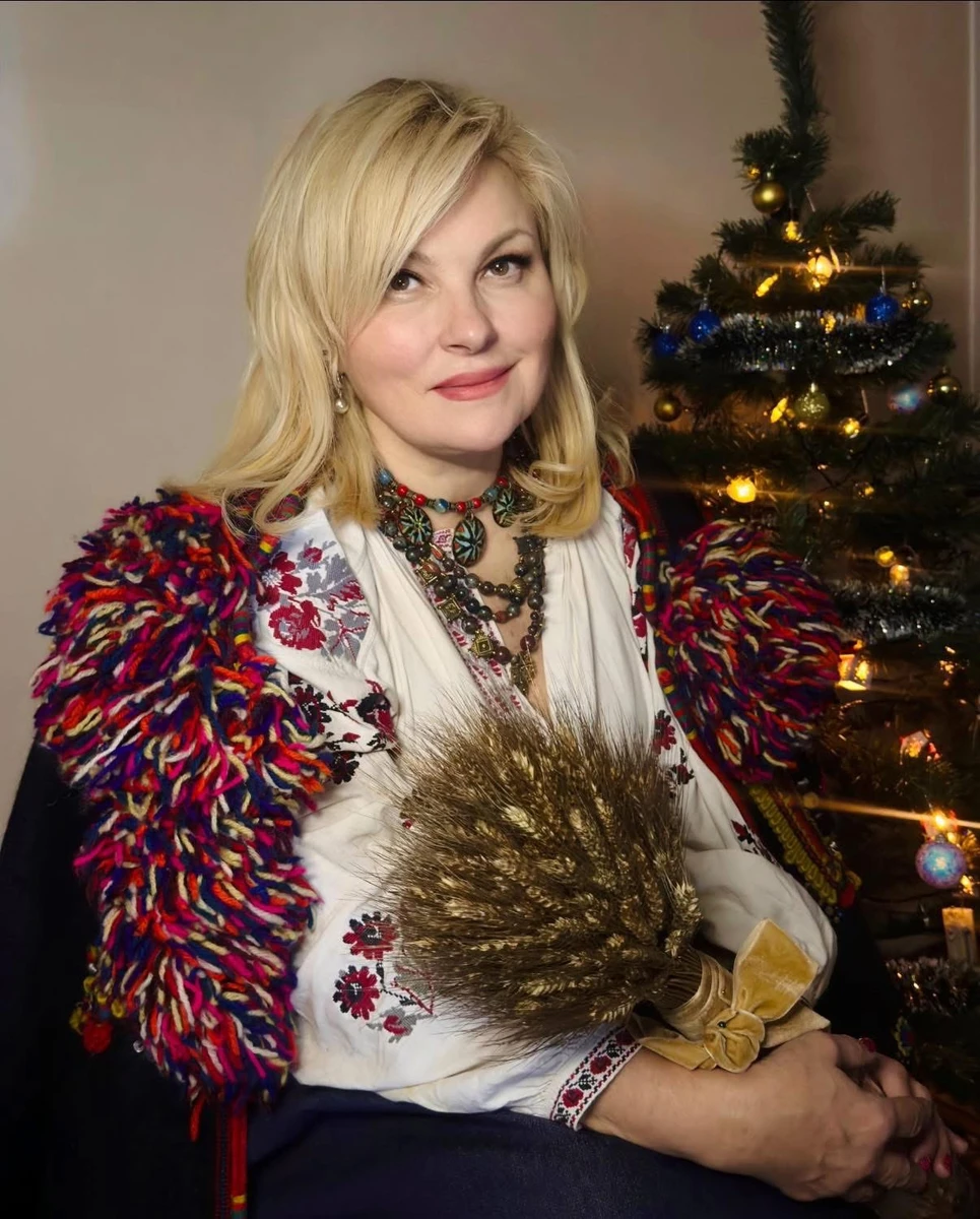 Співачка Марія Бурмака в різдвяному образі з дідухом