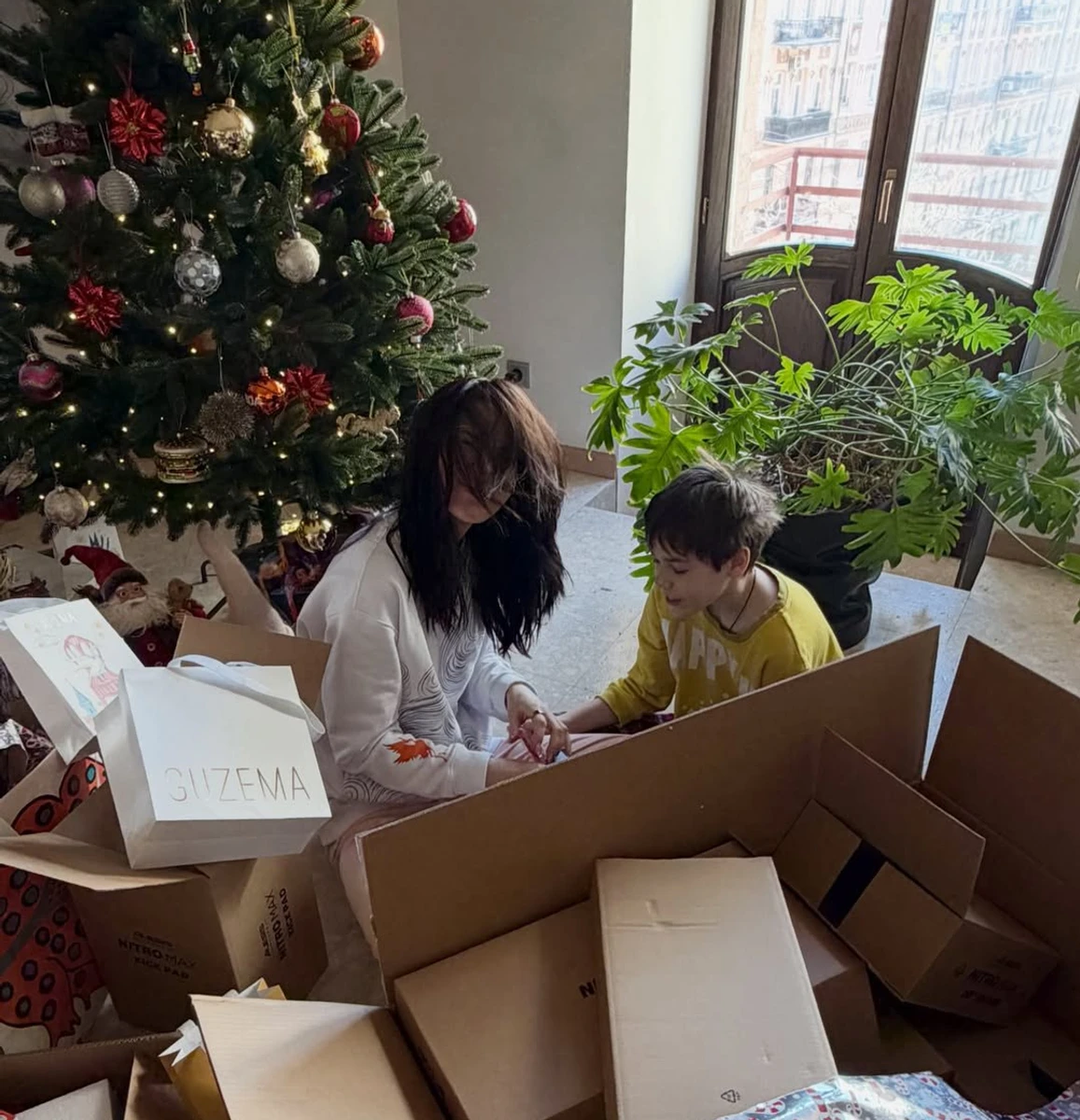 Маша Єфросиніна з сином пораділа подарункам на новий рік
