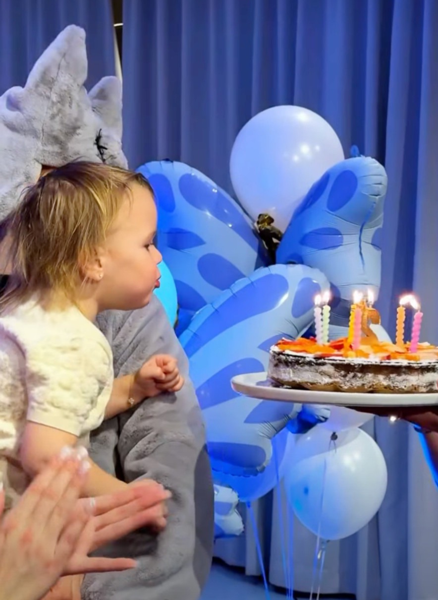 Дружина Усика показала, як її дочка задувала свічки на своєму 2-річчі