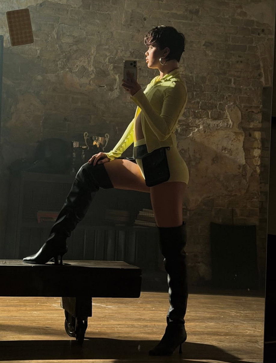 Ліда Лі у шортиках блиснула ногами і сідницями у дзеркалі