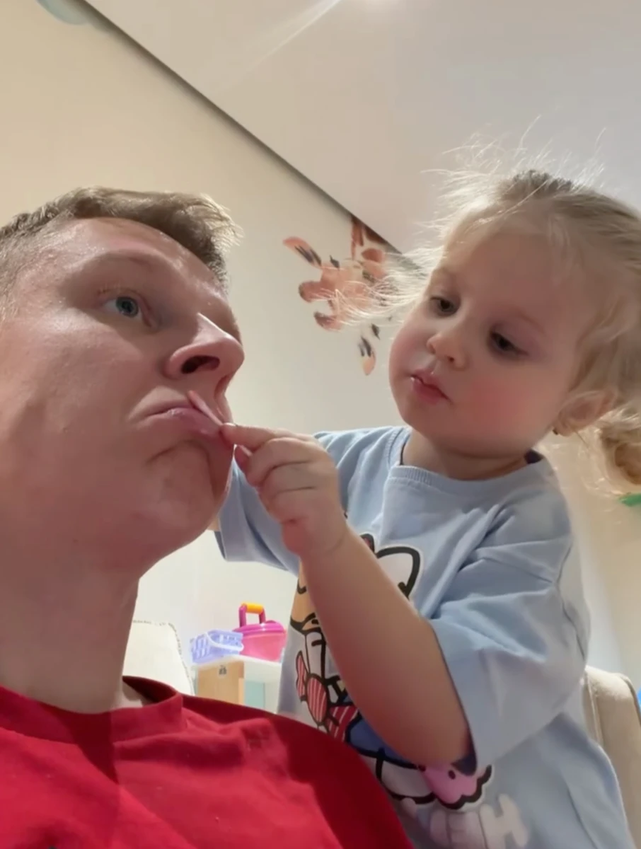 Олександр Зінченко насмішив реакцією на макіяж від дочки