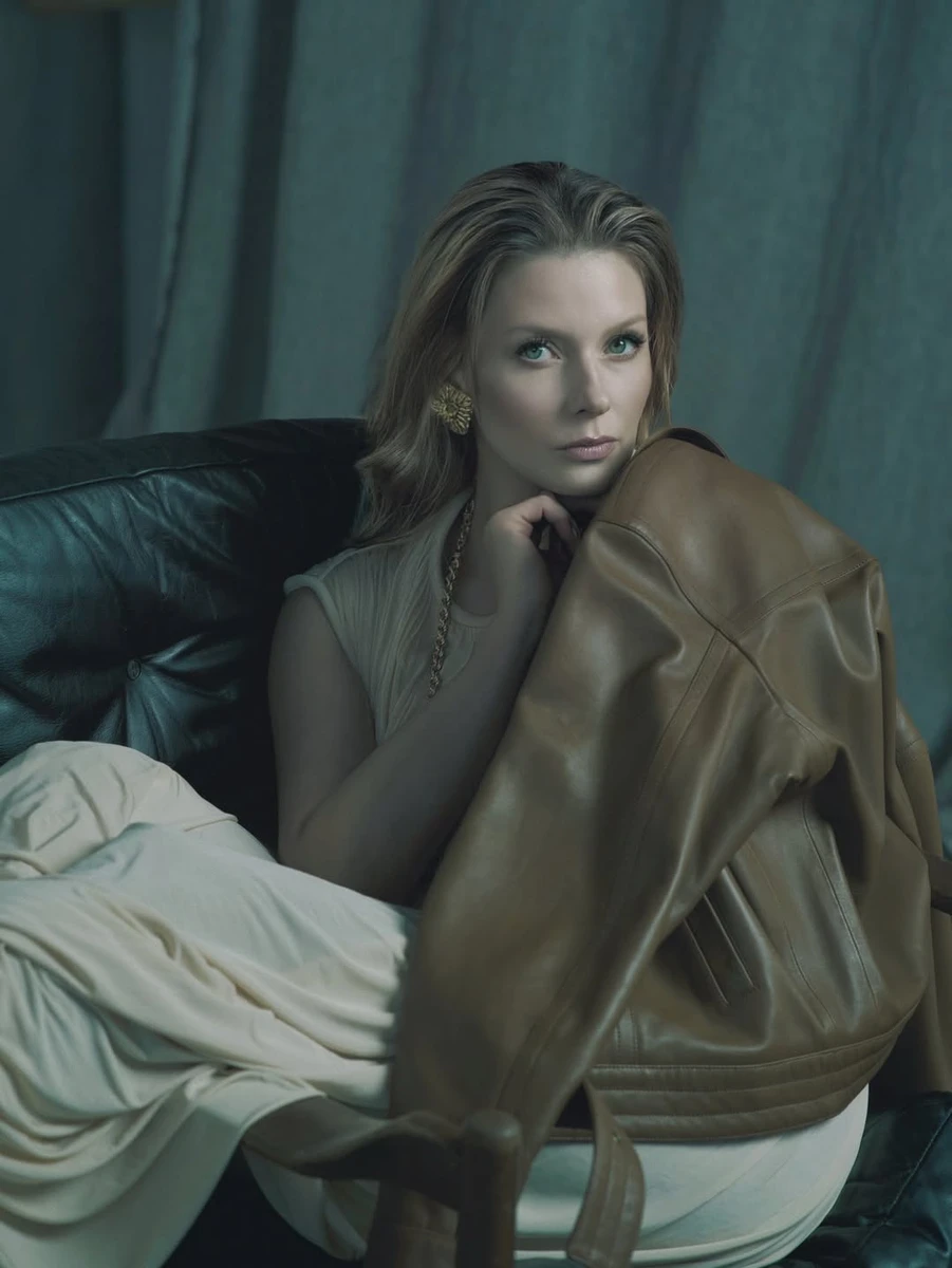 Любава Грешнова у кремовому максі та шкірянці млосно попозувала на дивані