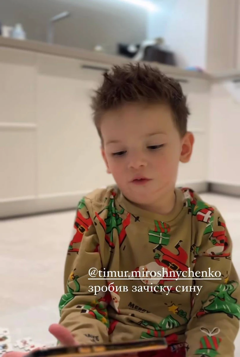 Ось з такою зухвалою зачіскою від тата 3-річний Марк показався у сторіс