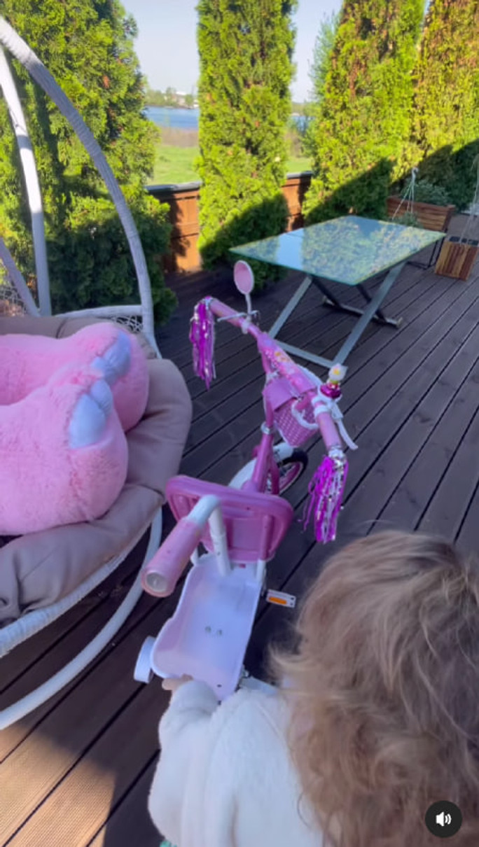 Моя молодша донечка отримала сьогодні свій перший в житті велосипед. Вітайте нас з Днем ​​народження! Нам вже 4, - написала Могилевська