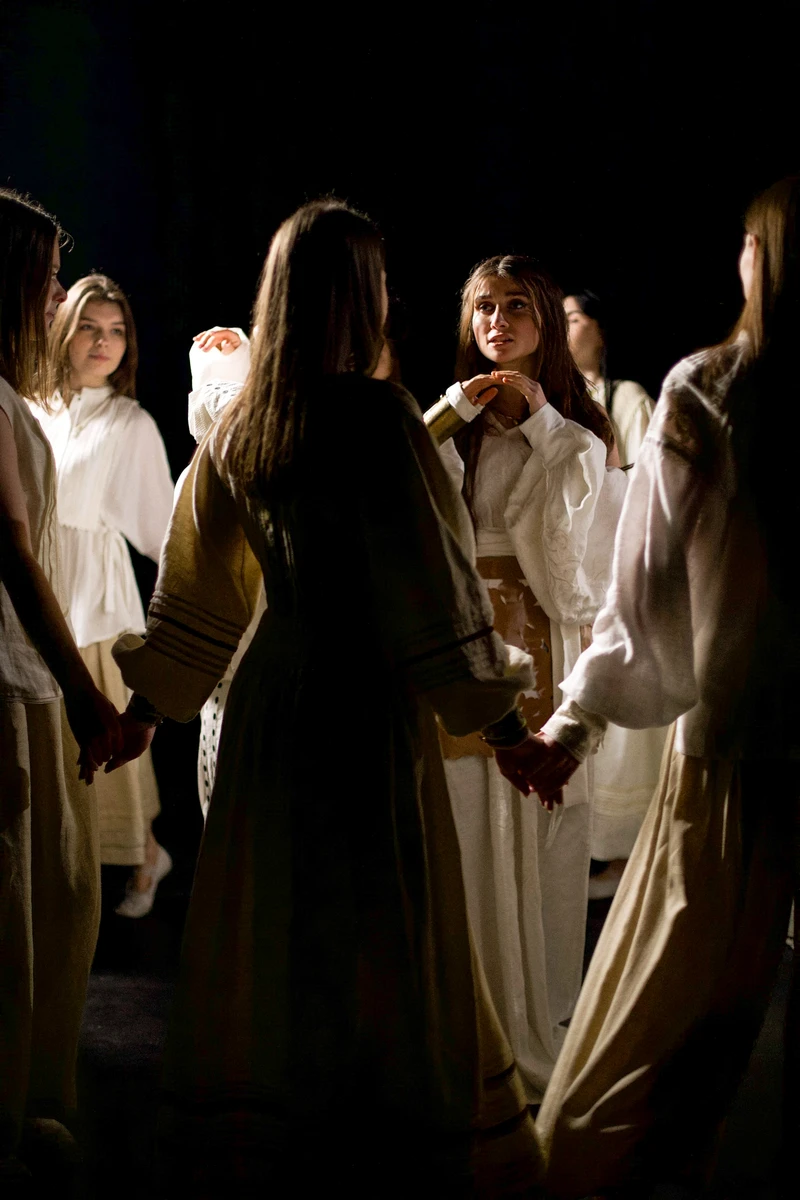 Кадр з нового кліпу співачок