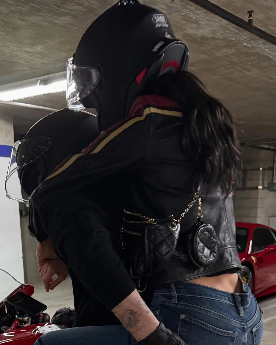 Син Бекхемів покатав дружину на байку