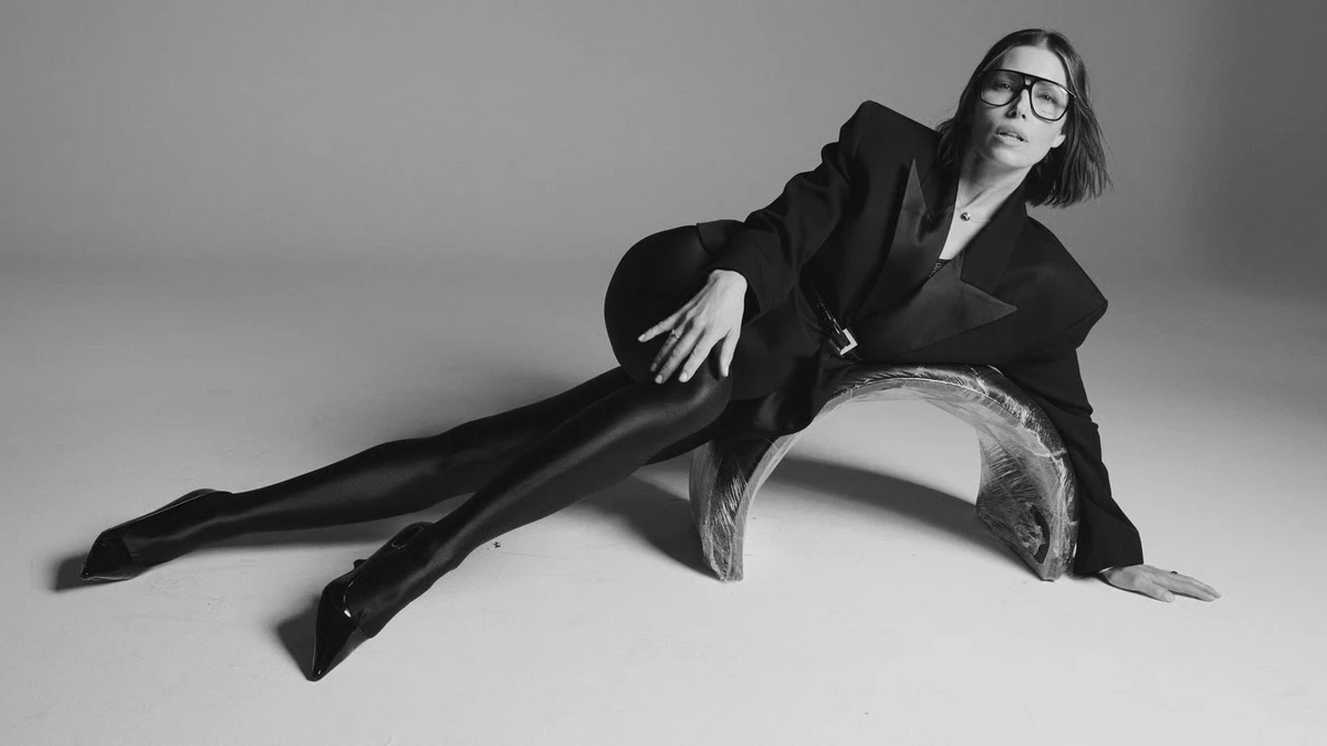 Дружина Тімберлейка в колготках ефектно полежала на підлозі