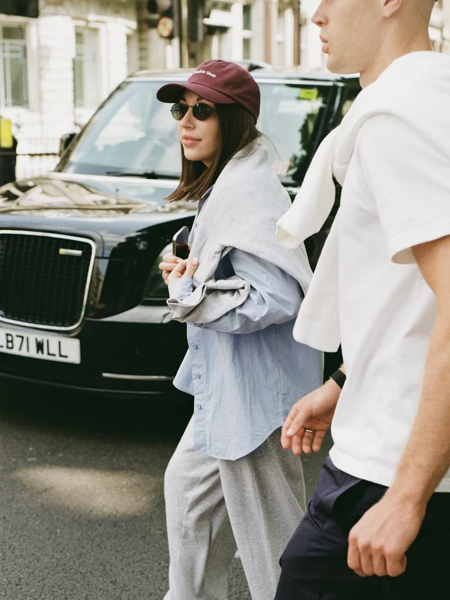 Артем Довбик у кежуалі знявся на прогулянці з дружиною