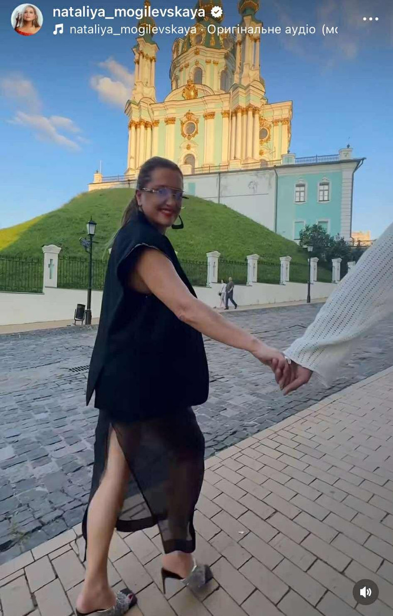 Наталя Могилевська за ручку з коханим