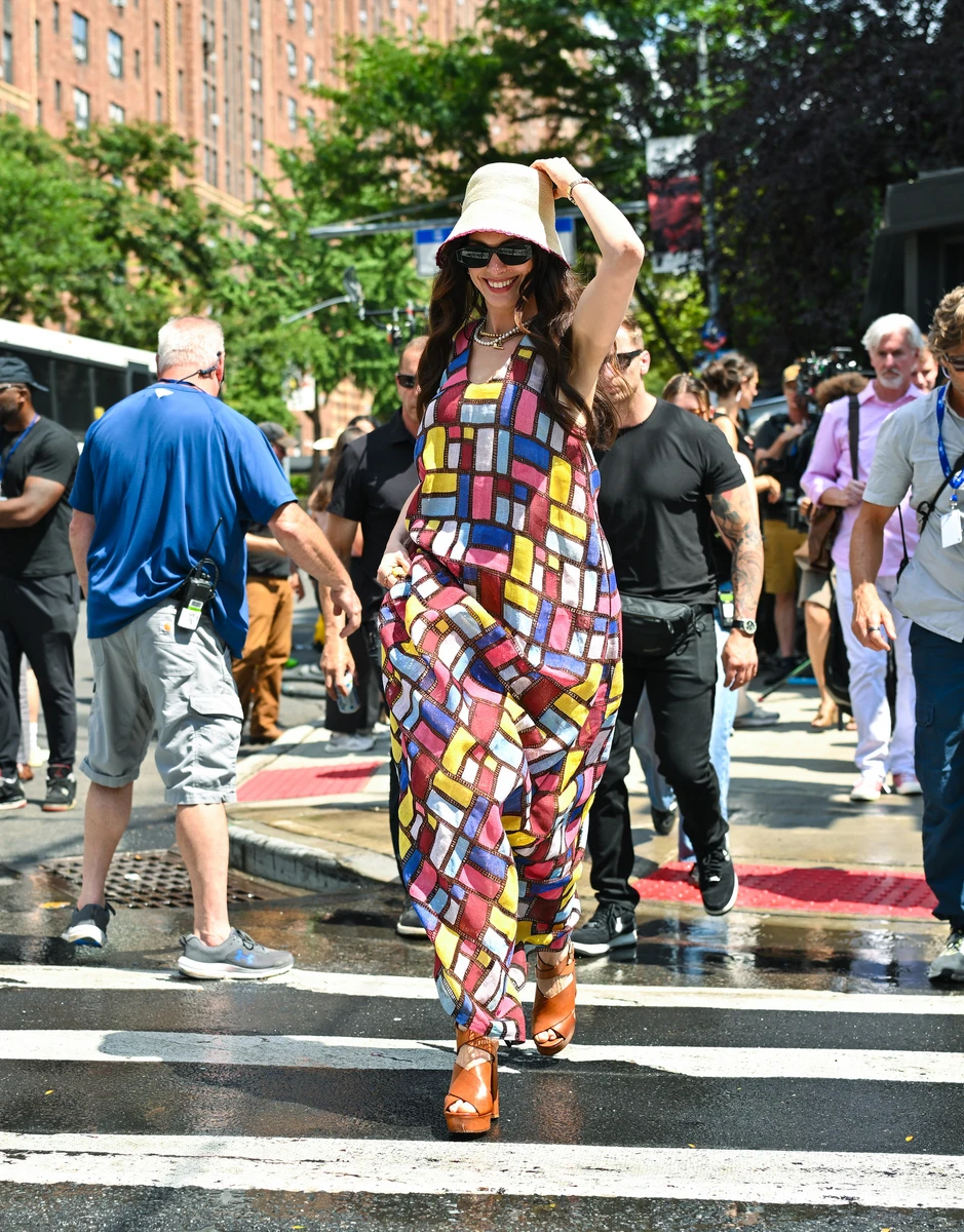 Енн Гетевей на зйомках Диявол носить Prada