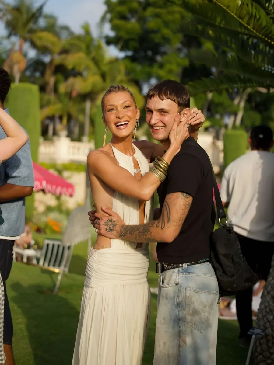 Белла Хадід у з голою спиною і декольте повеселилася на заході