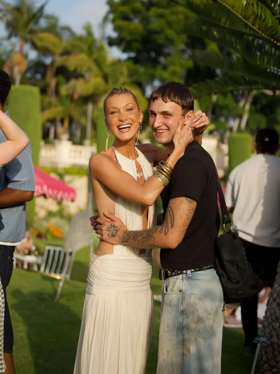 Белла Хадід у з голою спиною і декольте повеселилася на заході