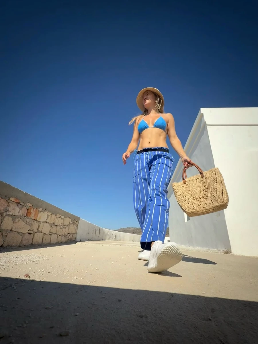 Кейт Хадсон у купальнику показала бюст та похвалилася талією