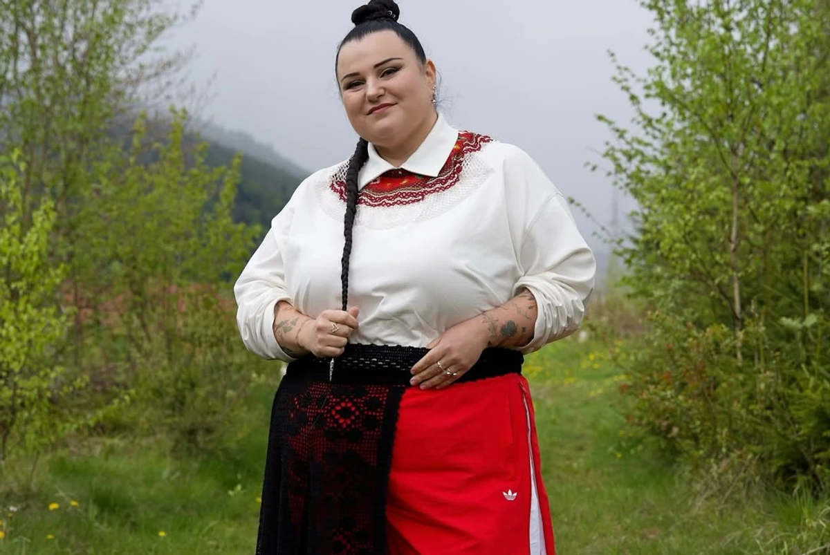 alyona alyona позує для фото