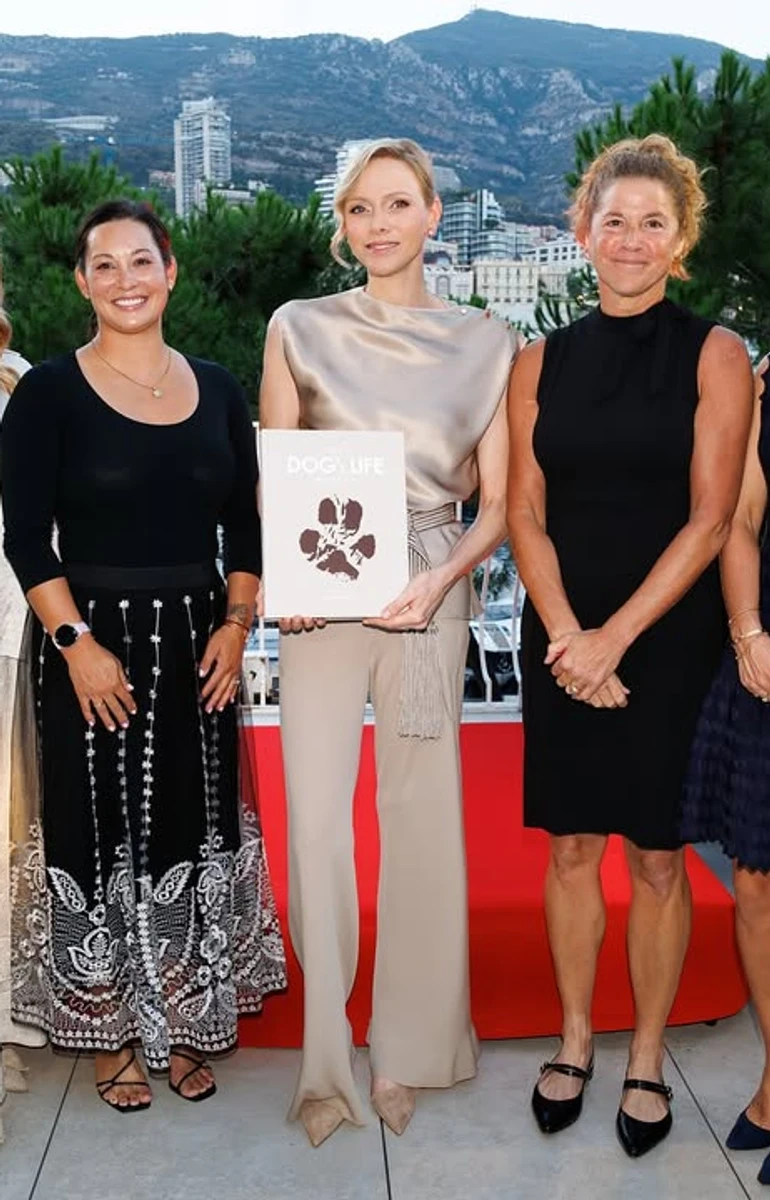 Княгиня Шарлін в класичному луці відвідала презентацію книги