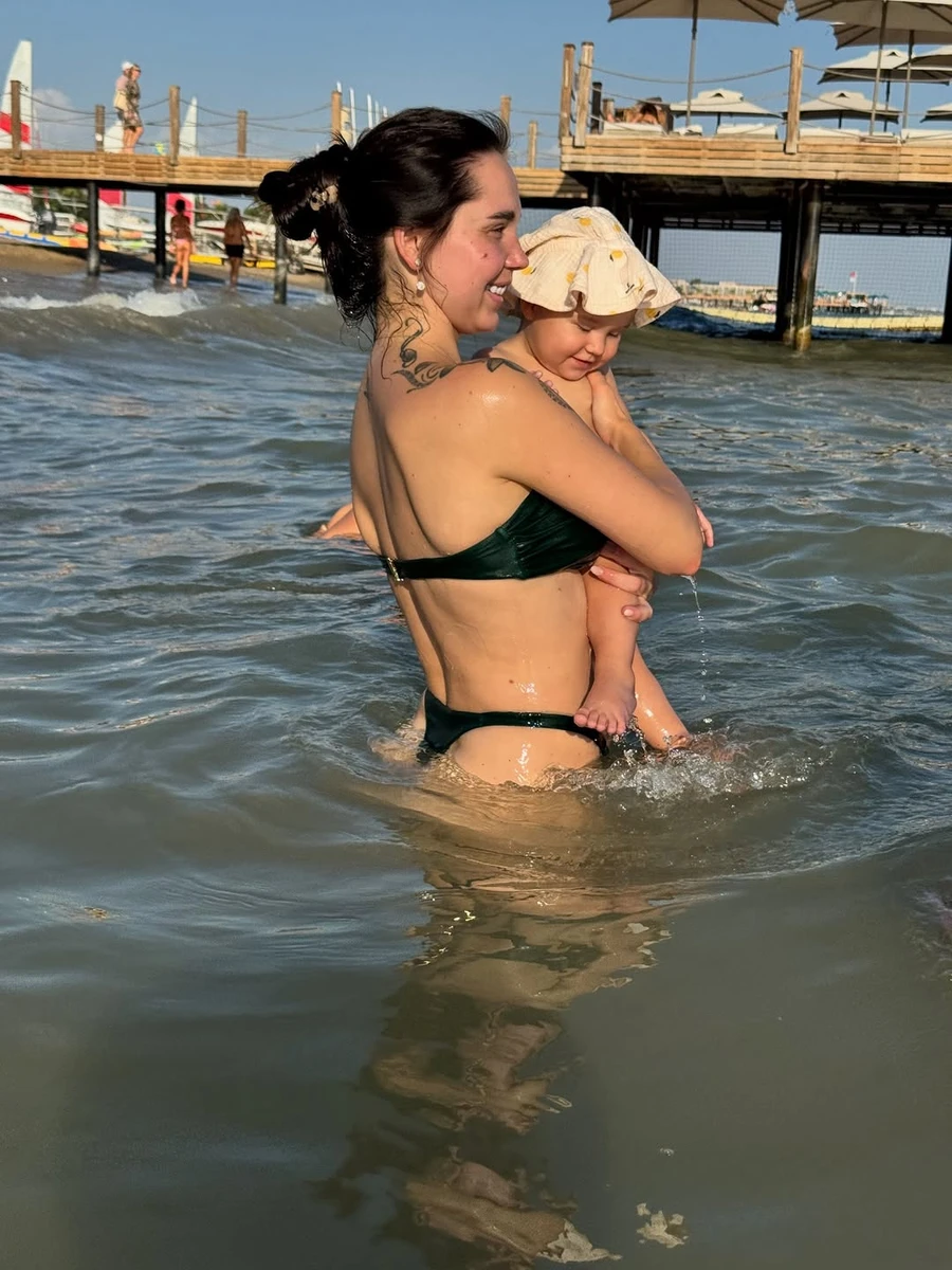 Наталія Татарінцева у бікіні показалася в морі разом з доцею