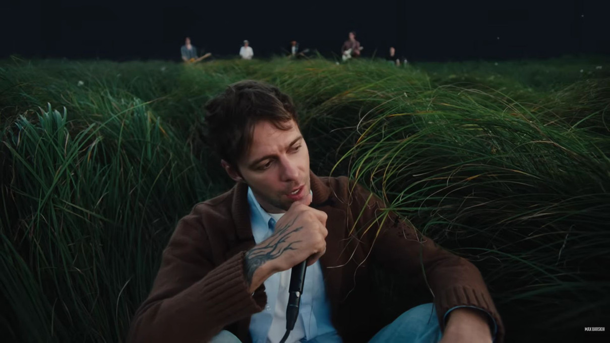 Макс Барських у високій зеленій траві