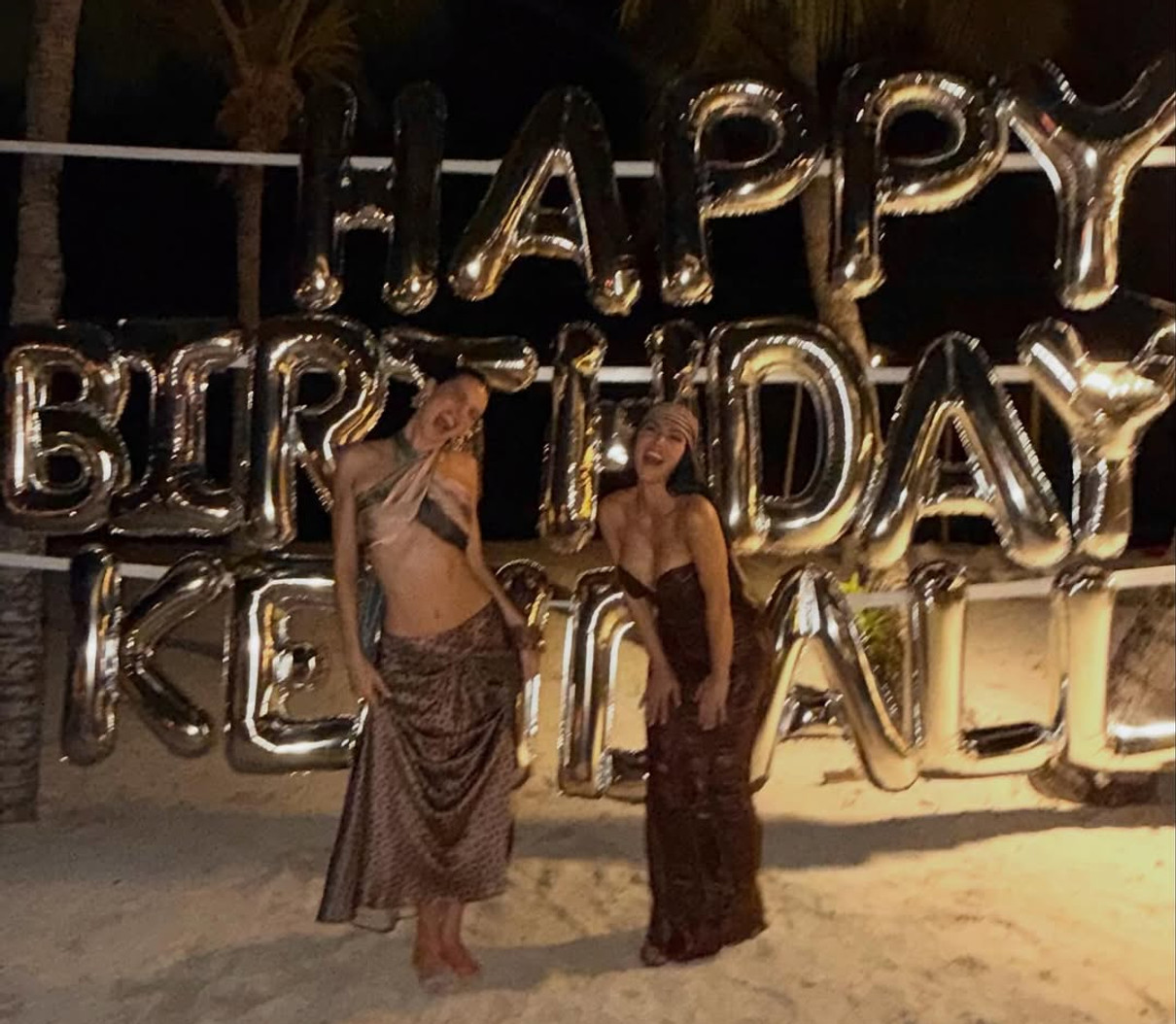 Кім Кардашян і Кендалл Дженнер попозували на пляжі в сексі луках