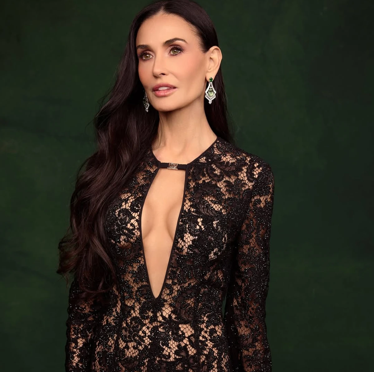 Демі Мур попозувала у розкішній сукні