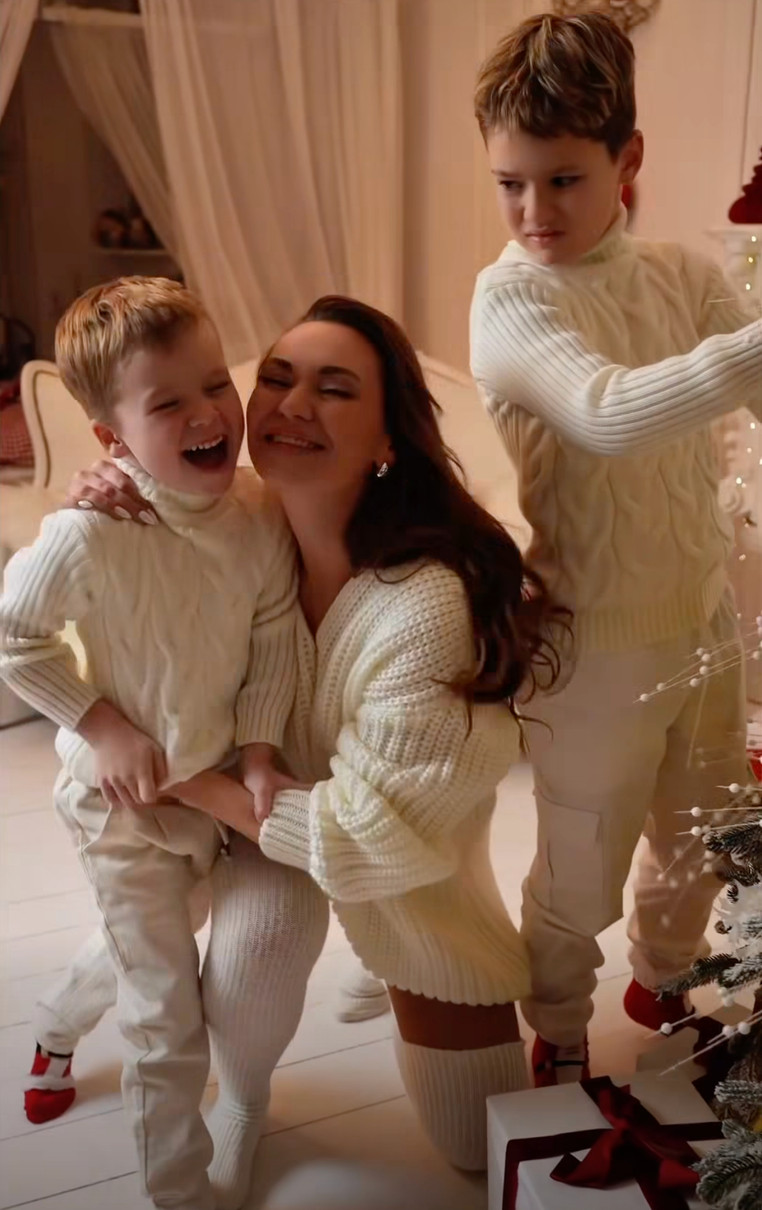 Анна Саліванчук наробила веселих фото з синами біля ялинки