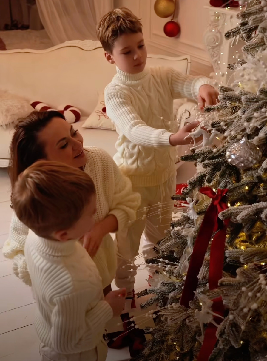 Анна Саліванчук показала святкові новорічні миті з синами