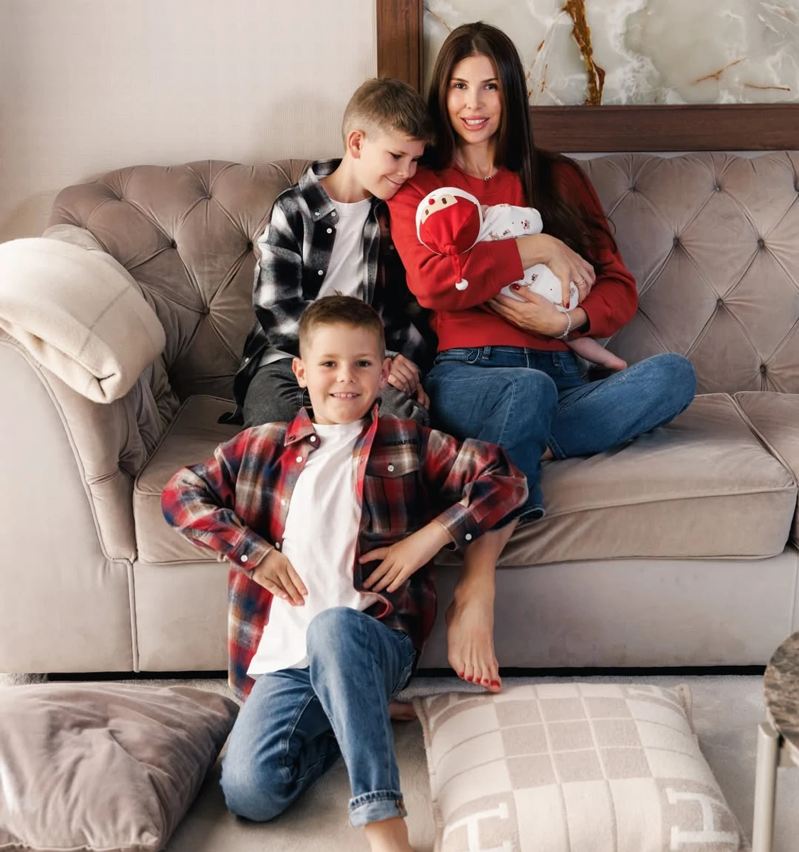 Дружина Реброва з маленьким сином на руках і старшими попозувала для фото