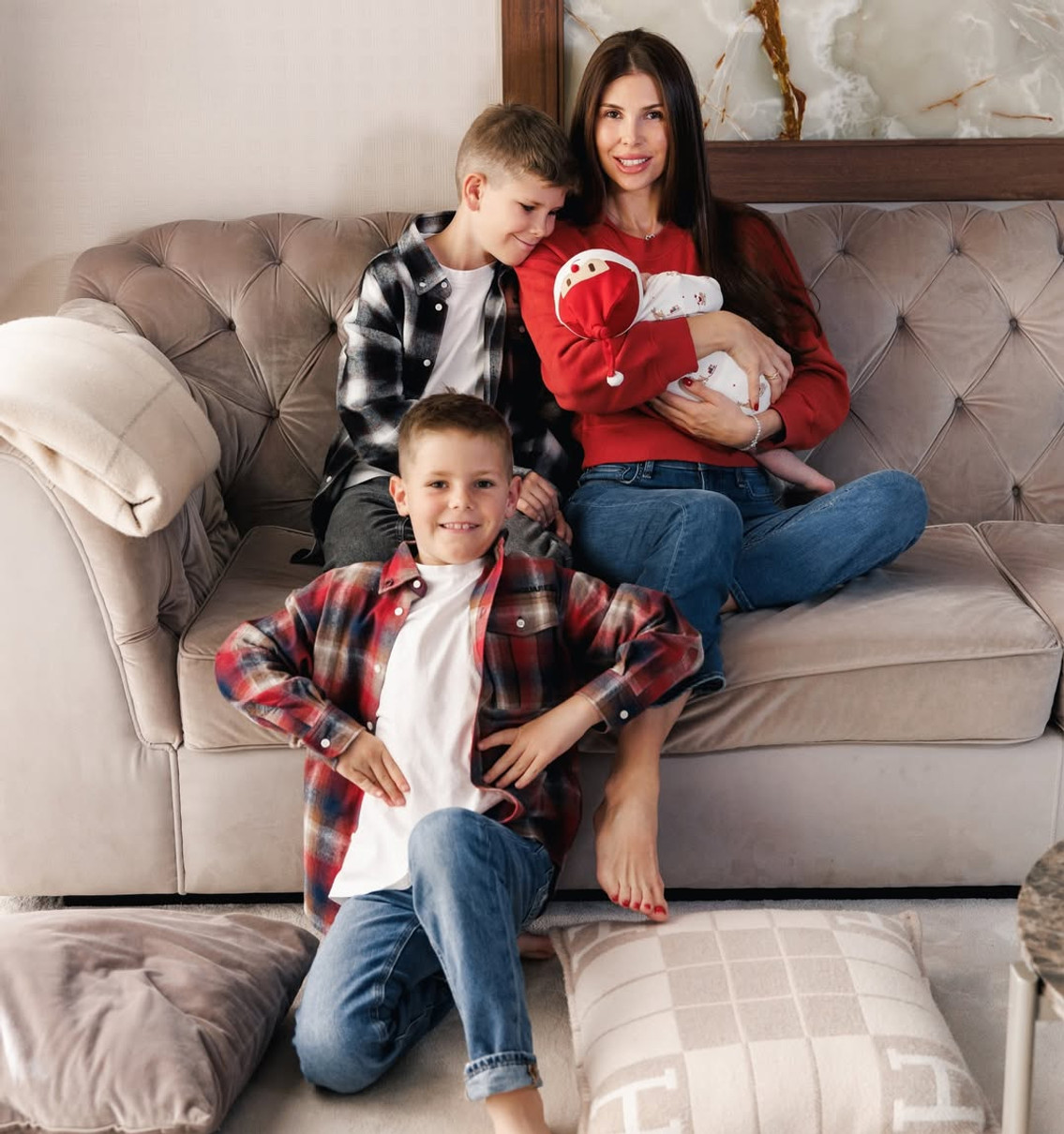 Дружина Реброва з маленьким сином на руках і старшими попозувала для фото