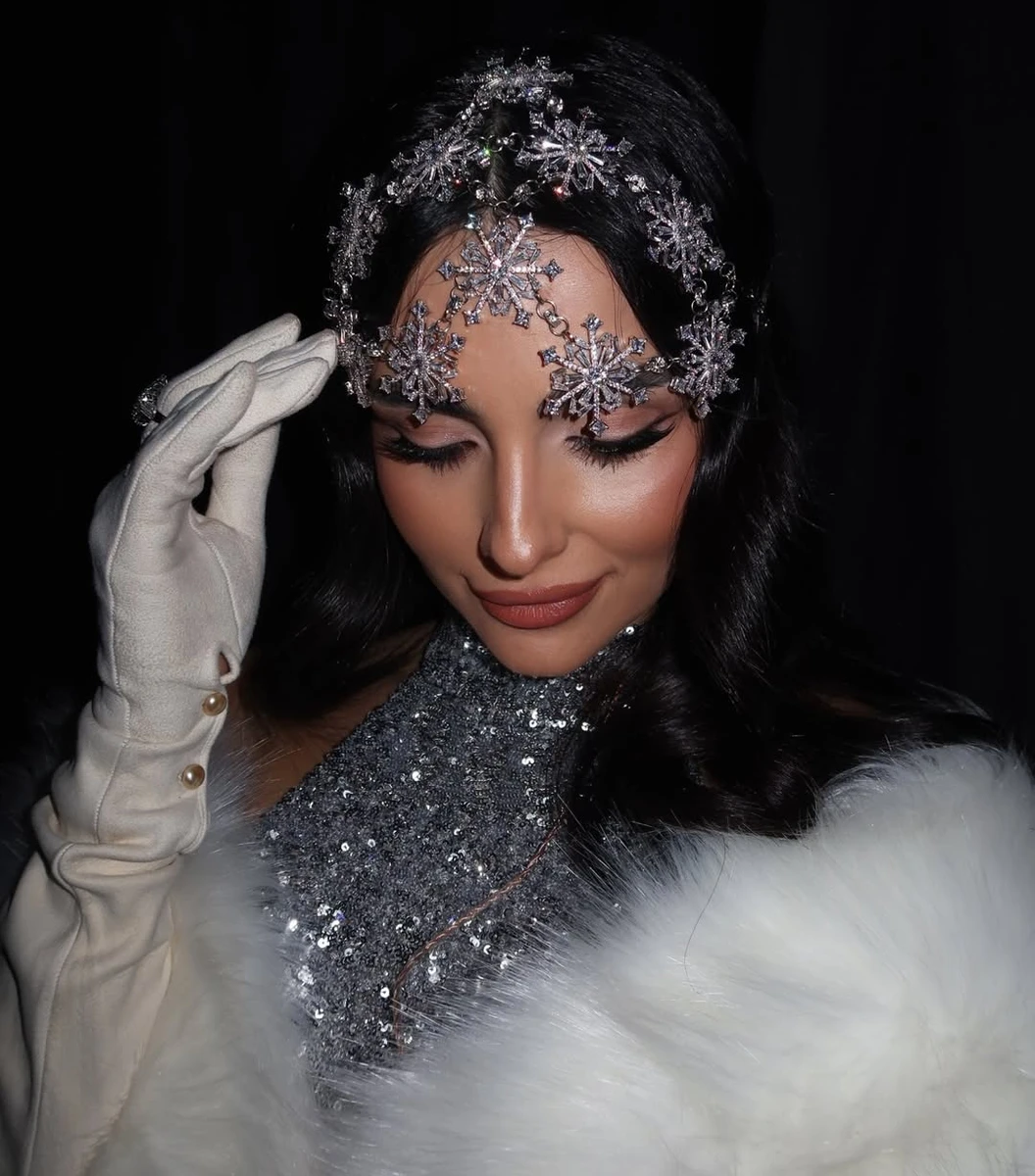 Анна Трінчер попозувала з ефектним сніжинками у волоссі