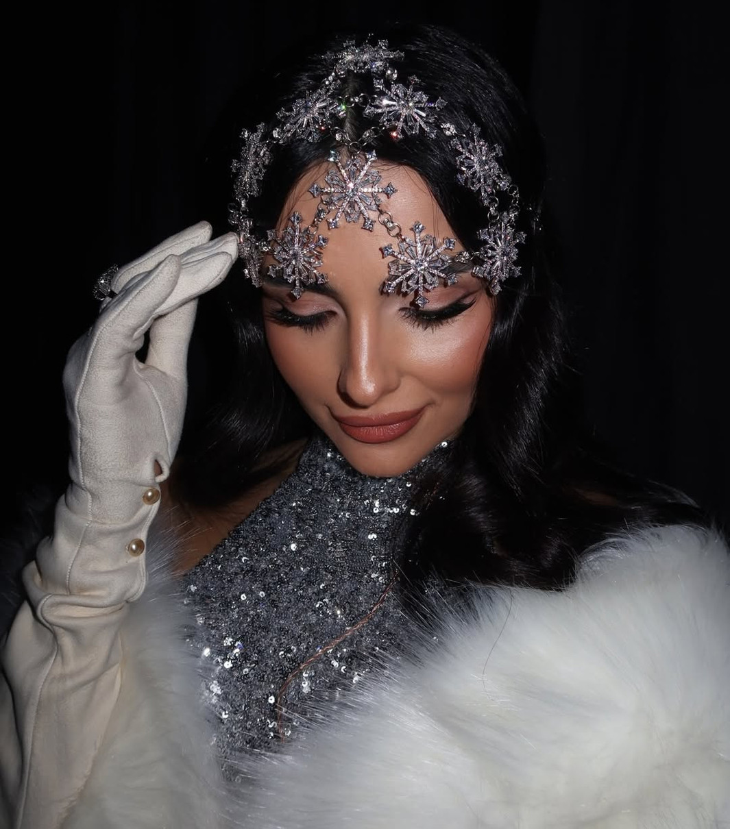 Анна Трінчер попозувала з ефектним сніжинками у волоссі