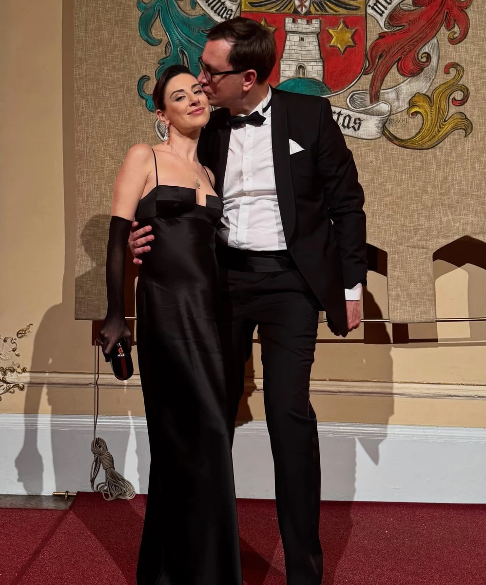 Омелян цілує Бевзу