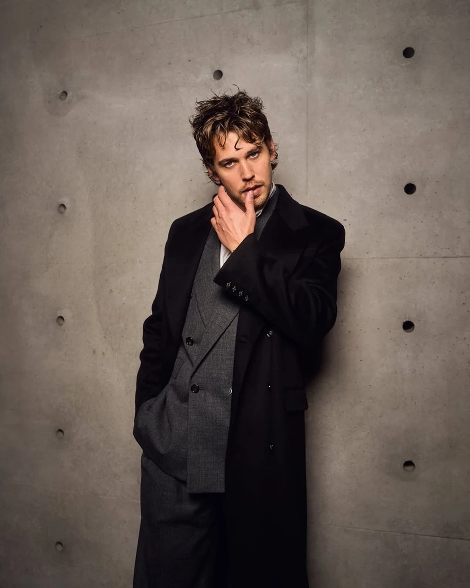 Остін Батлер у костюмі