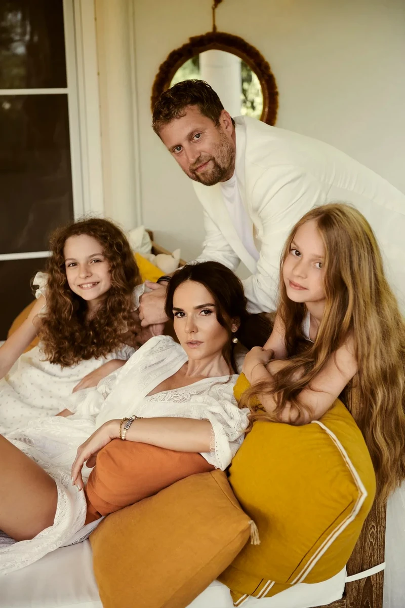 Олена Лавренюк з дітьми та чоловіком