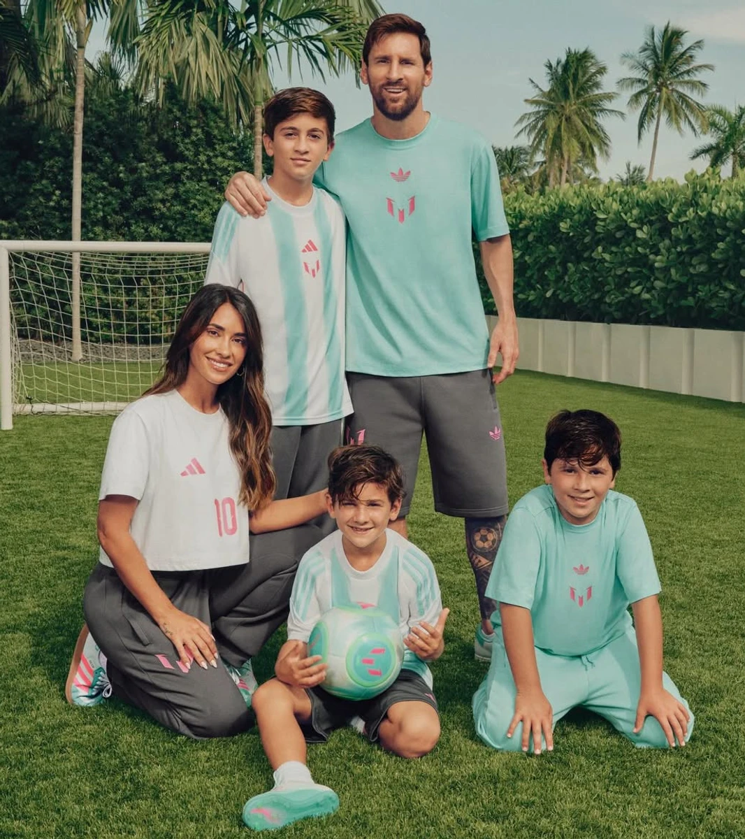 Ліонель Мессі з дружиною і трьома синами попозував на футбольному полі