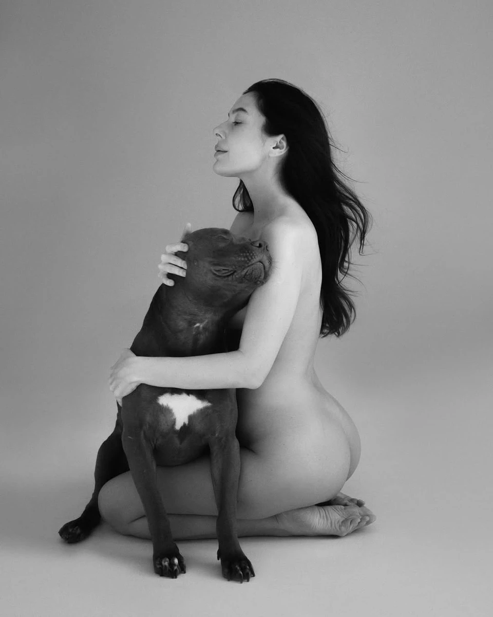 Ксюша Манекен блиснула голими сідницями на фото з песиком